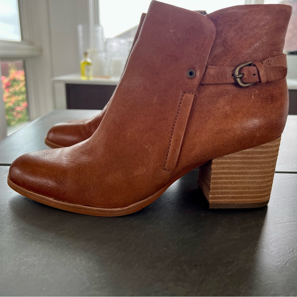 Isola “Orlinda” Women’s  Booties. Color Luggage